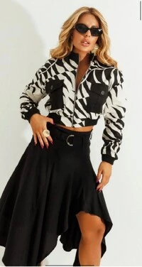 Conjunto Feminino Casaco Cropped em Algodão com Saia Midi Assimétrica em Liocel e Viscose