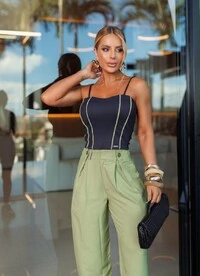 Conjunto Feminino Top em Poliamida e Calça Pantalona em Crepe