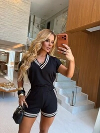Conjunto Maria Dondoca Feminino em Moletinho com Decote V e Shorts