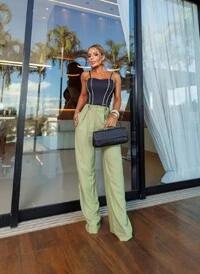 Conjunto Feminino Top em Poliamida e Calça Pantalona em Crepe