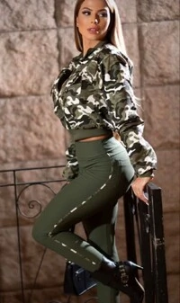 Conjunto Camuflado Feminino Maria Dondoca Cropped com Zíper e Legging Cintura Alta