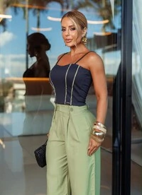 Conjunto Feminino Top em Poliamida e Calça Pantalona em Crepe
