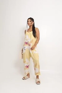 Macacão Pantacourt em Viscose com Bolsos