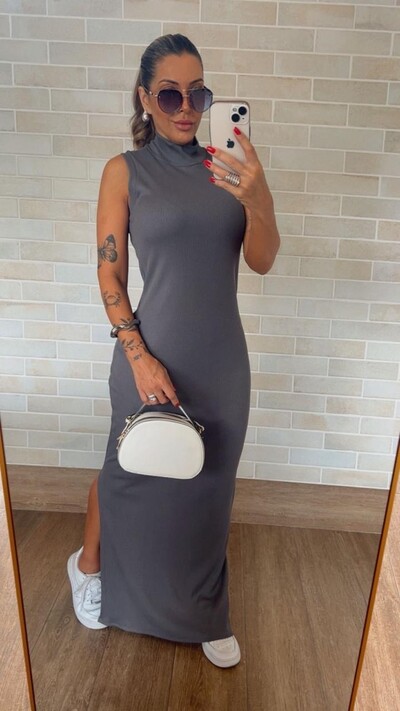 Foto Vestido Midi Canelado com Gola Alta e Fenda – Modelagem Elegante