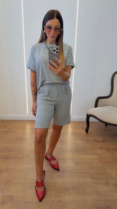 Foto Conjunto Ingrid Feminino com Camiseta e Bermuda de Cintura Alta