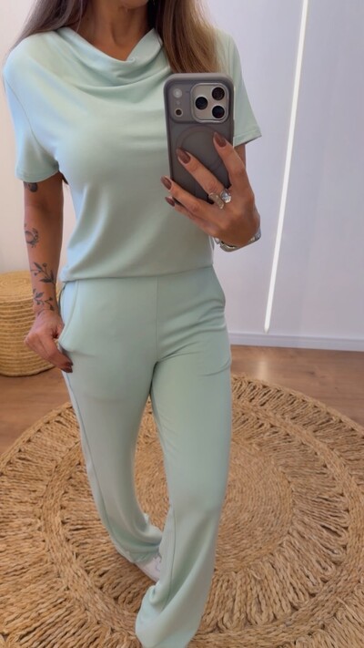 Foto Conjunto Renata com Blusa Gola Drapeada e Calça Reta