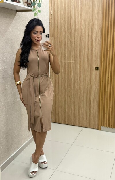 Foto Vestido Sara Midi Feminino em Moletinho com Zíper Frontal e Cinto