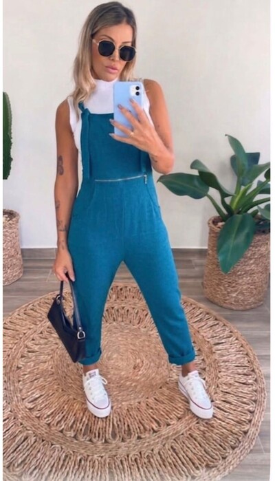 Foto Jardineira Feminina em Moletinho com Zíper Frontal