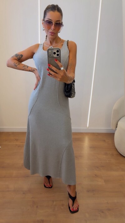 Foto Vestido Sabrina Midi em Moletinho com Recortes