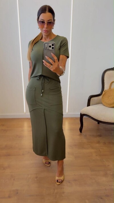 Foto Conjunto Adriana Feminino em Moletinho com Saia Midi e Fendas