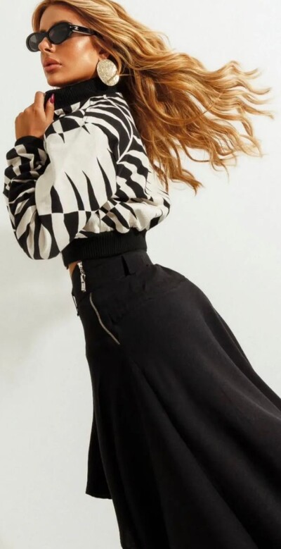 Foto Conjunto Feminino Casaco Cropped em Algodão com Saia Midi Assimétrica em Liocel e Viscose