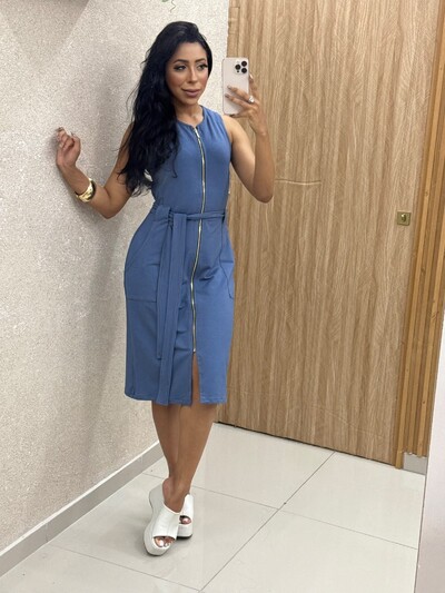 Foto Vestido Sara Midi Feminino em Moletinho com Zíper Frontal e Cinto