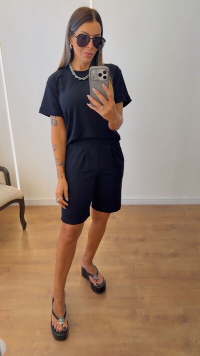 Foto Conjunto Ingrid Feminino com Camiseta e Bermuda de Cintura Alta