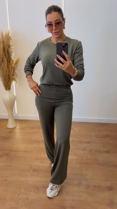Foto Conjunto Feminino Betina em Moletinho com Calça Reta