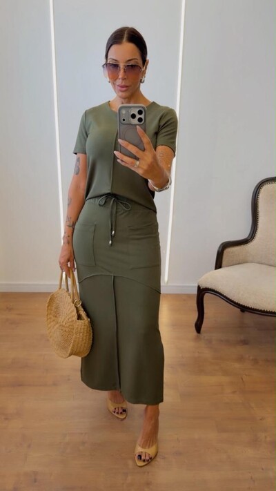 Foto Conjunto Adriana Feminino em Moletinho com Saia Midi e Fendas