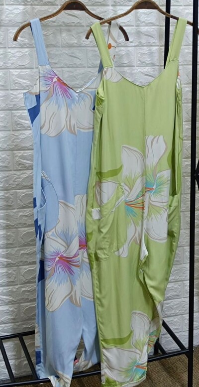 Foto Macacão Pantacourt em Viscose com Bolsos