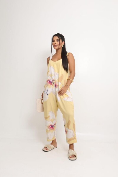 Foto Macacão Pantacourt em Viscose com Bolsos