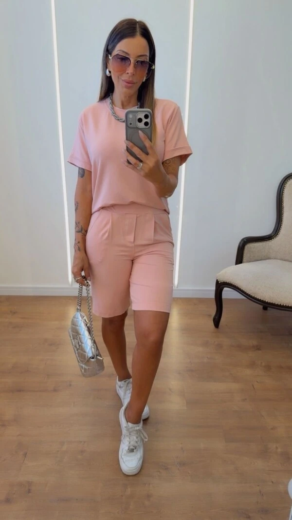 Conjunto Ingrid Feminino com Camiseta e Bermuda de Cintura Alta