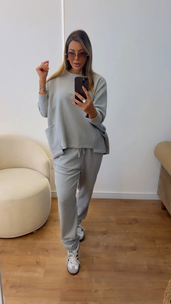 Conjunto Style Feminino em Malha Canelada de Algodão – Blusa Ampla e Calça Confortável