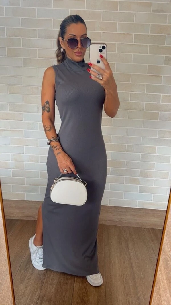 Vestido Midi Canelado com Gola Alta e Fenda – Modelagem Elegante