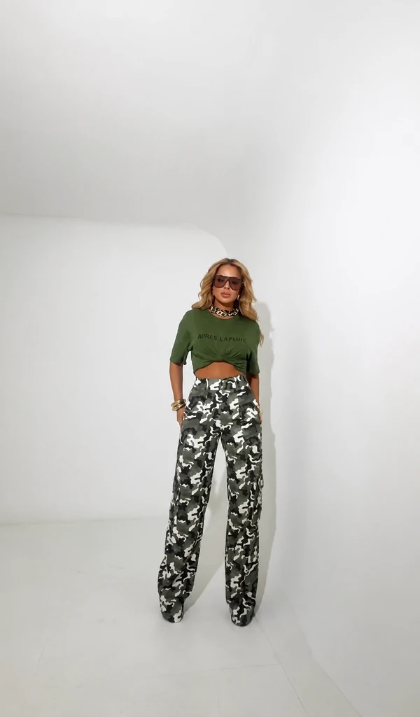 Conjunto Feminino T-Shirt em Viscolycra com Calça em Viscose com Elastano Camuflada