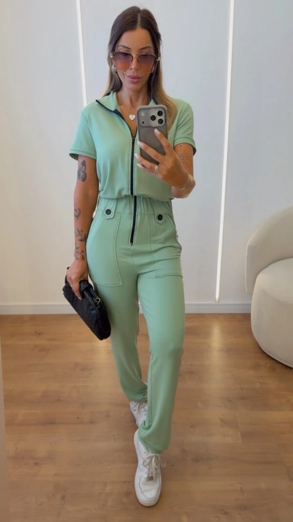 Macacão Feminino Linda em Moletinho com Bolsos