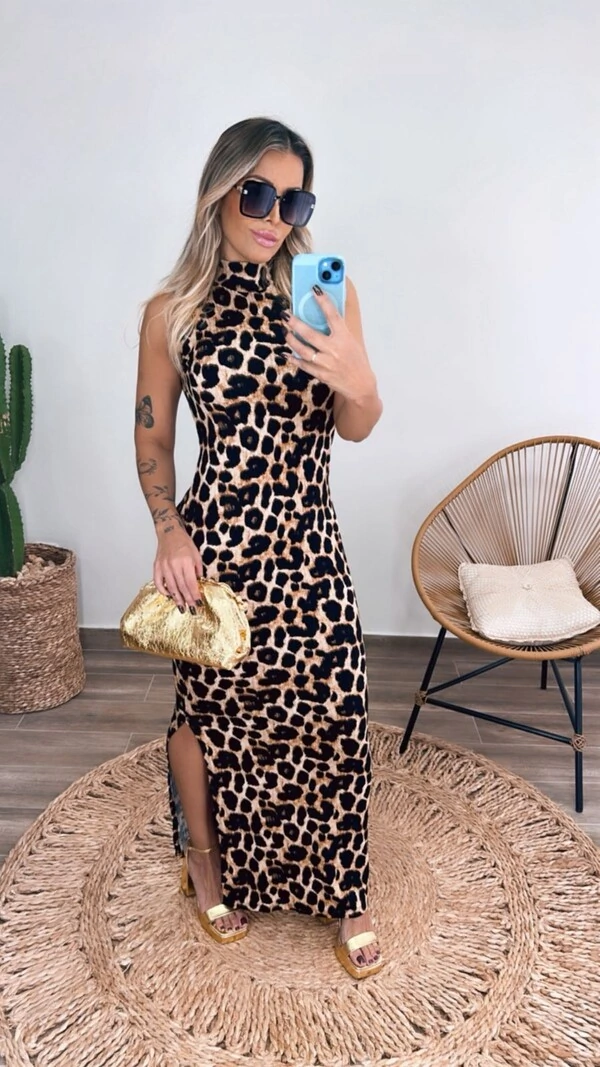 Vestido Midi Canelado com Gola Alta e Fenda – Modelagem Elegante