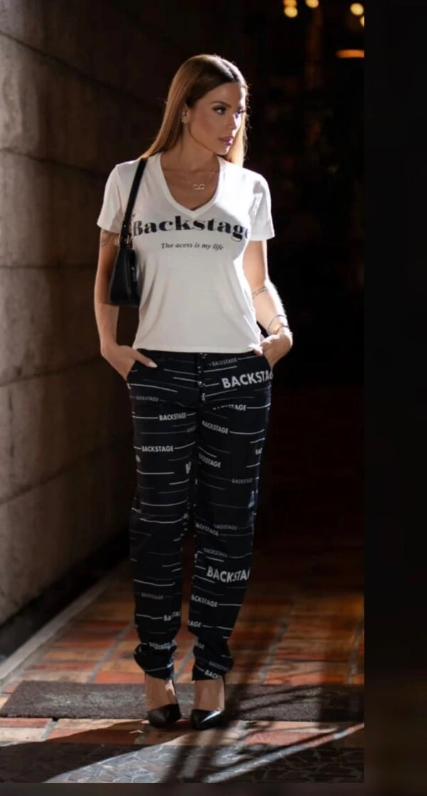 Conjunto Backstage Feminino Maria Dondoca com Camiseta Decote V e Calça Estampada