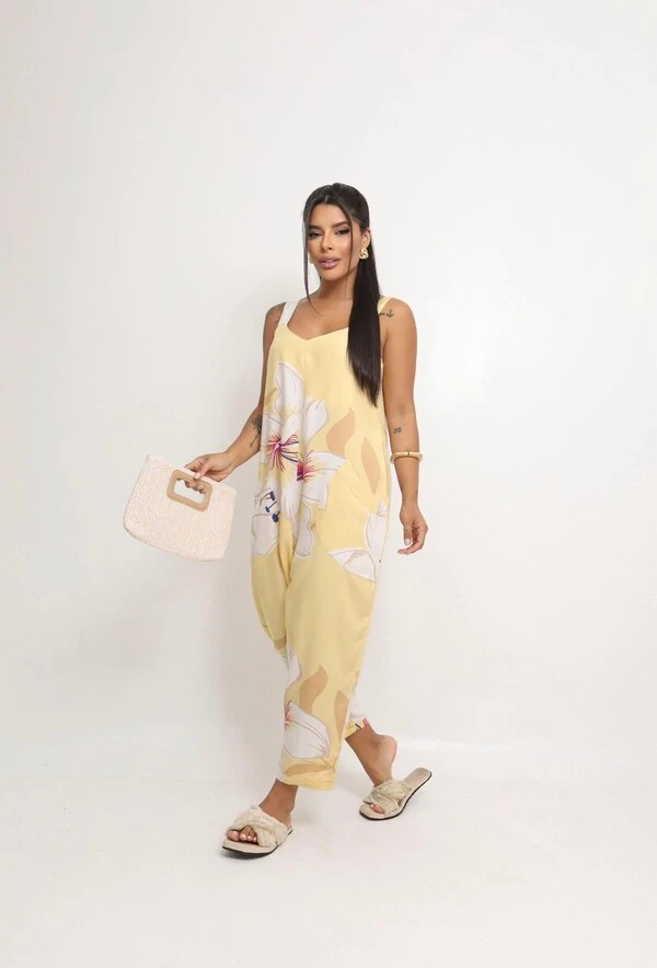 Macacão Pantacourt em Viscose com Bolsos