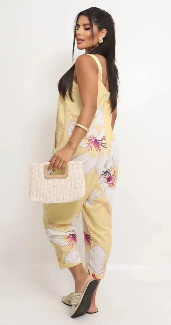 Macacão Pantacourt em Viscose com Bolsos