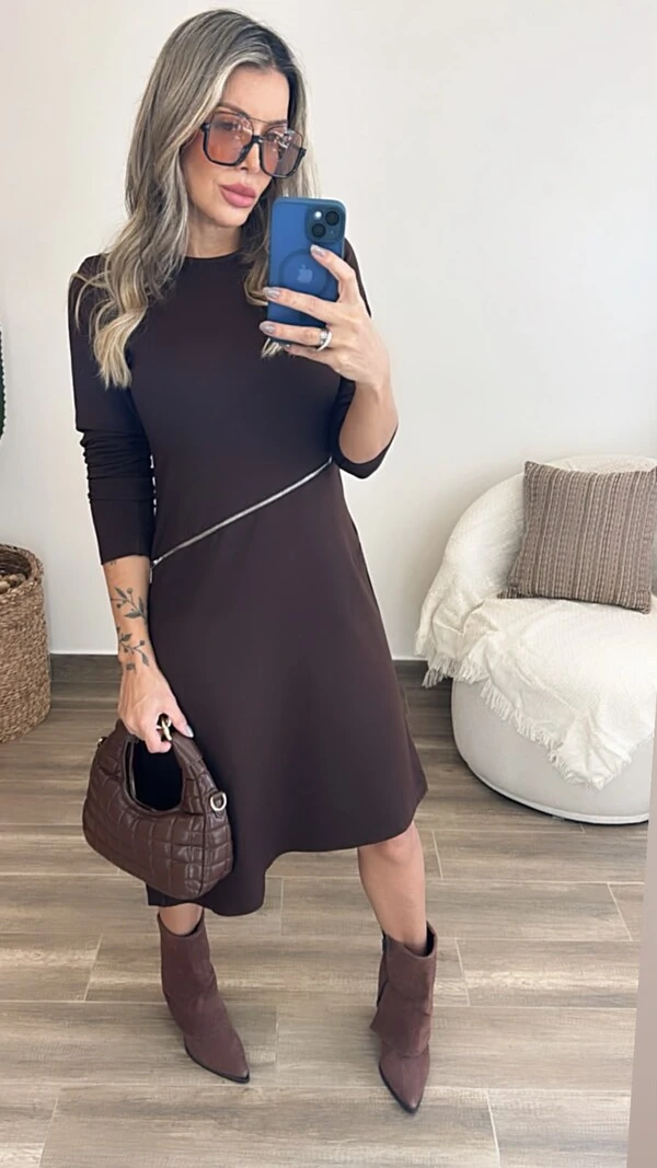 Vestido Michele em Moletinho com Zíper Decorativo e Bolsos