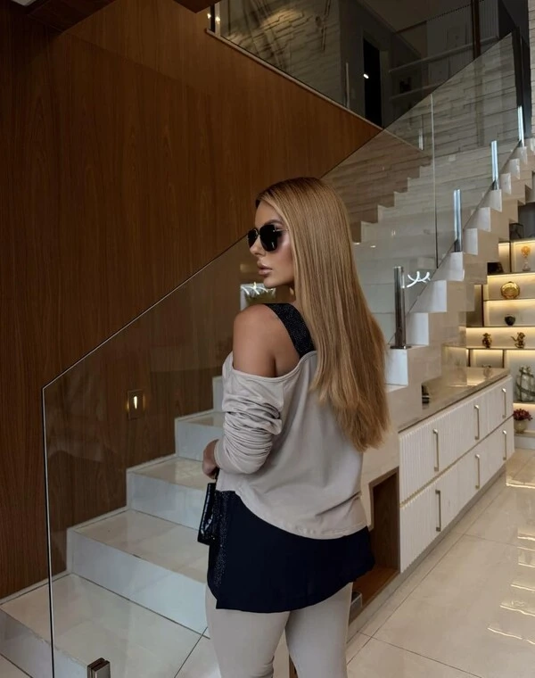 Conjunto Feminino em Moletinho com Ombro Vazado e Aplicação de Strass