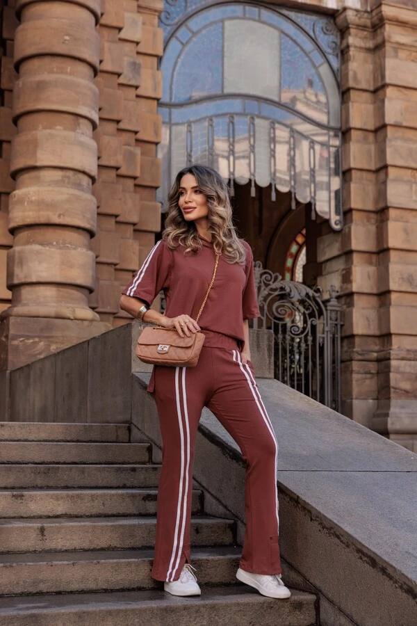 Conjunto Maya em Moletinho com Capuz e Calça Flare Sport | Conforto e Elegância