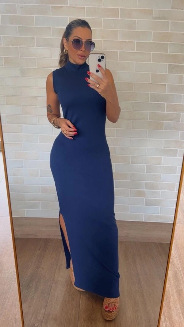 Vestido Midi Canelado com Gola Alta e Fenda – Modelagem Elegante