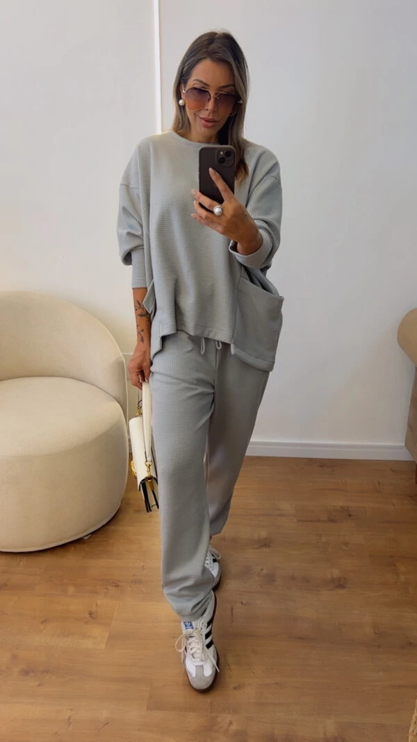 Conjunto Style Feminino em Malha Canelada de Algodão – Blusa Ampla e Calça Confortável