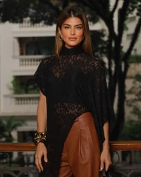 Blusa Assimétrica de Renda Lola Preta