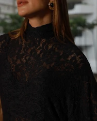 Blusa Assimétrica de Renda Lola Preta