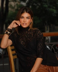 Blusa Assimétrica de Renda Lola Preta