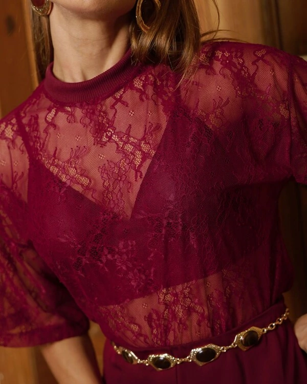 Camiseta Renda Naomi Vinho