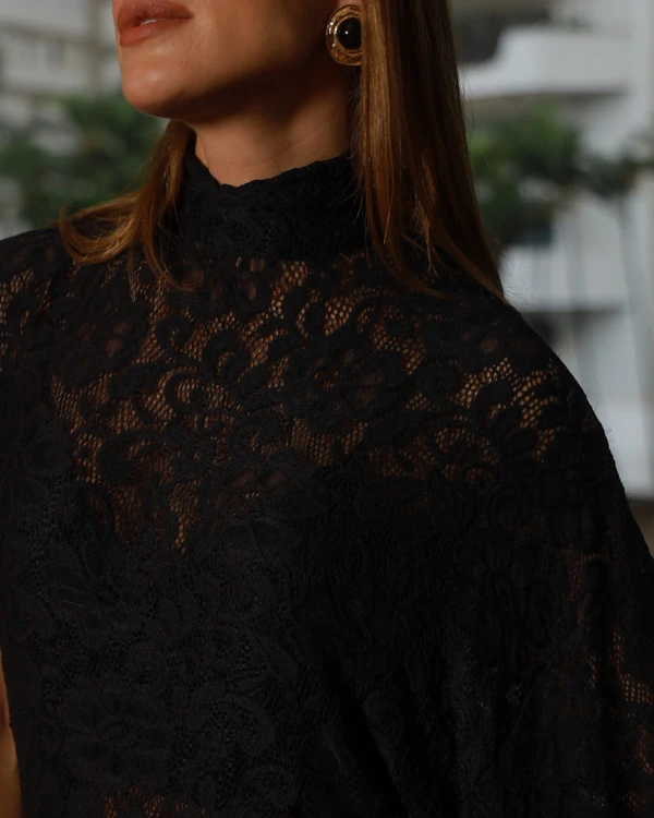 Blusa Assimétrica de Renda Lola Preta