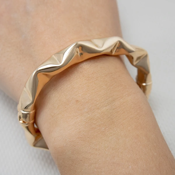 Bracelete Grosso Martelado com Fecho de Encaixe