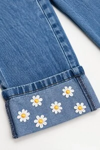 Calça Jeans Com Aplique De Flor