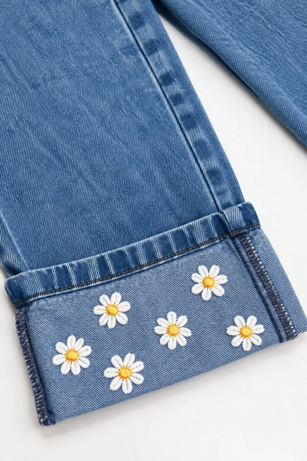 Calça Jeans Com Aplique De Flor