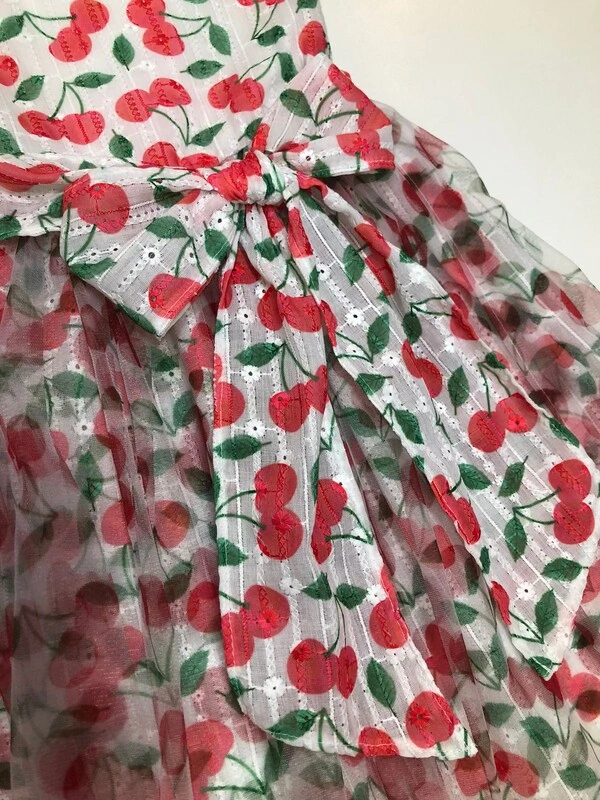 Vestido tule cerejas