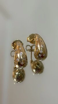 Gota Pequena Achatada Com Detalhes Cravejados Em Strass