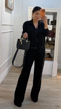 Conjunto Moletom Lais Blusa Gola Alta Com Puxadores No Barrado E Calça Pantalona