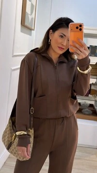 Conjunto Moletom Lais Blusa Gola Alta Com Puxadores No Barrado E Calça Pantalona