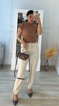 Blusa Tricot Com Entremeios Gola Alta Sandy Punhos E Barrado Ondulados