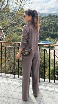Camisa Jenny Mangas Longas Punhos Com Botões Forrados Duplos