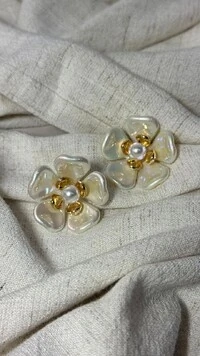 Brinco Grande De Flor Resinado Detalhe De Pérola